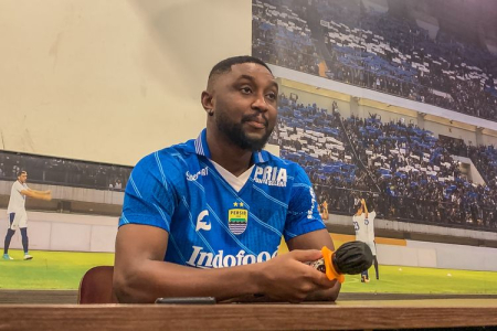 Hatul Nuhun Levy Madinda, Gelandang Utama Persib, Kembali Ke Malaysia.