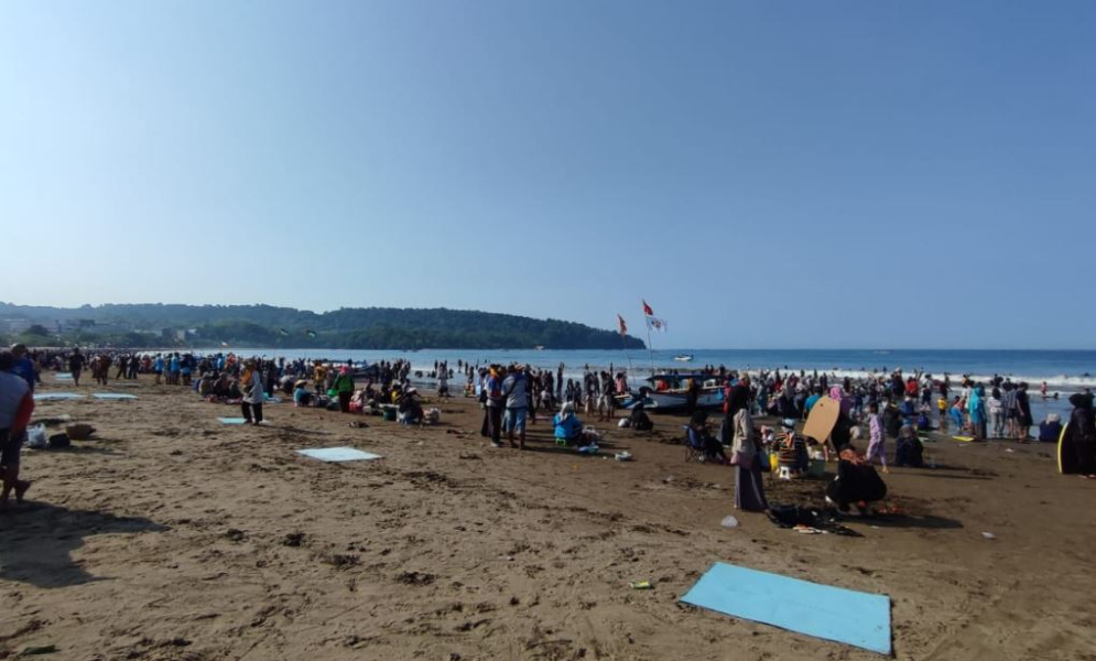 Wisata Pangandaran Dipadati Wisatawan di Weekend Jelang Libur Natal 2023